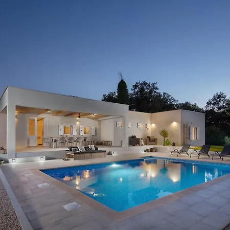 Mit Eigenem Pool By Interhome *