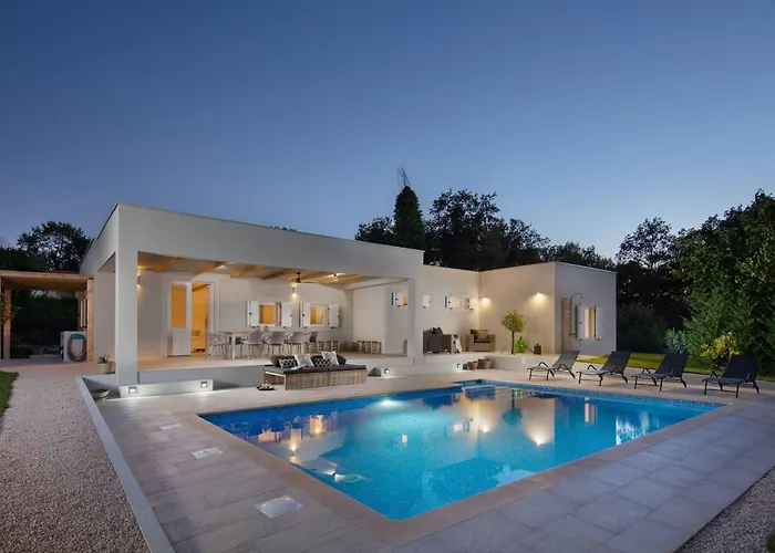 Mit Eigenem Pool By Interhome *